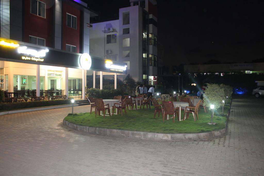 Hotel Kalyani Мисор Екстериор снимка